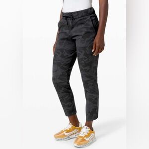 Lululemon On The Fly 7/8 Pant *27" Size 2 Grey/Black